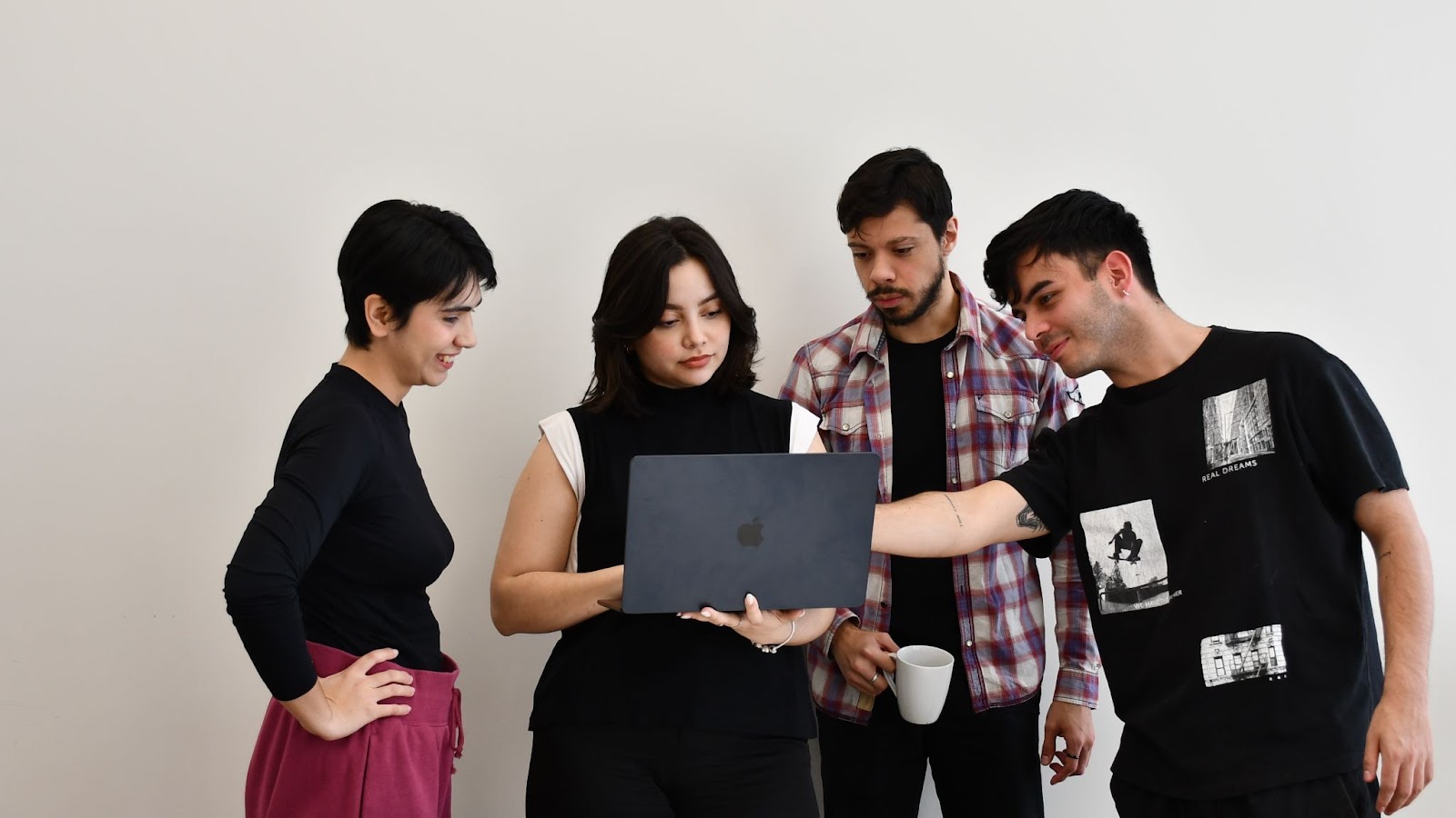 Deriv Paraguay xodimlari loyiha ustida birgalikda ishlayotgani, hamkorlik va g'oya almashish muhimligini ko'rsatmoqda