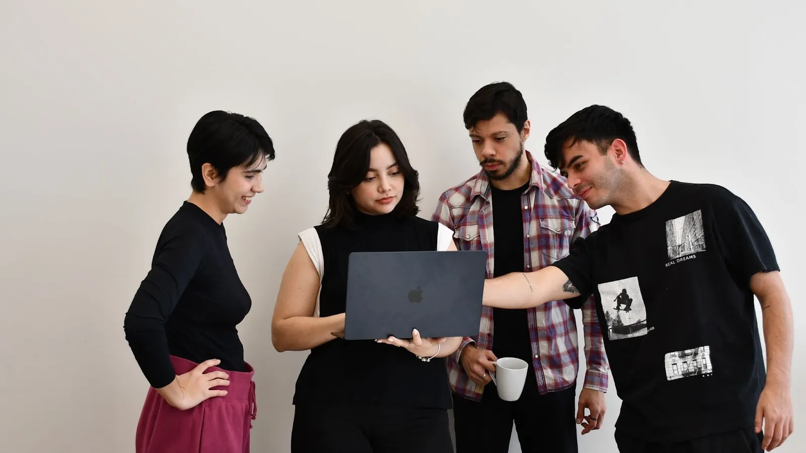 Deriv Paraguay employees working together on a project, highlighting collaboration and idea sharing