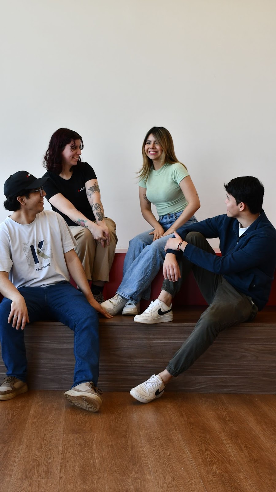 Deriv xodimlari iliq va ochiq ish muhiti aks ettirgan yengil dam olish vaqtini o'tkazmoqda