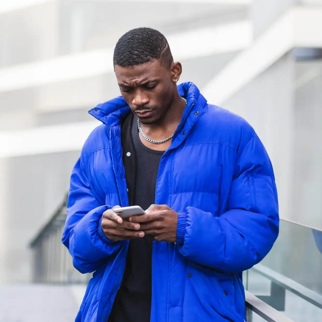 Trader monitoring oil price movements on a smartphone Deriv trading app